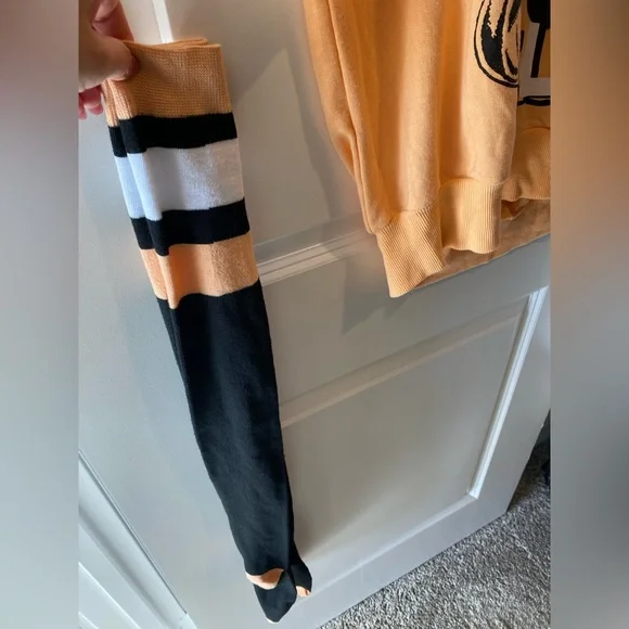 Halloween Sassy Skeleton Lady Shirt Light Sweatshirt & Socks Set Ladies L 12-14 - Picture 8 of 12